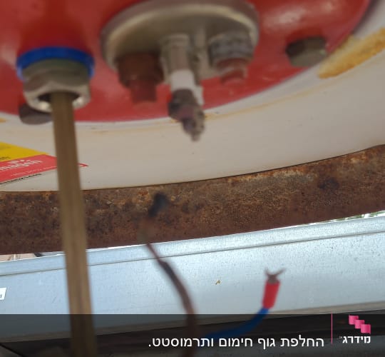 חיבורים וצינורות בתחתית דוד שמש